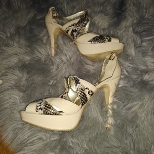 Guess Pumps